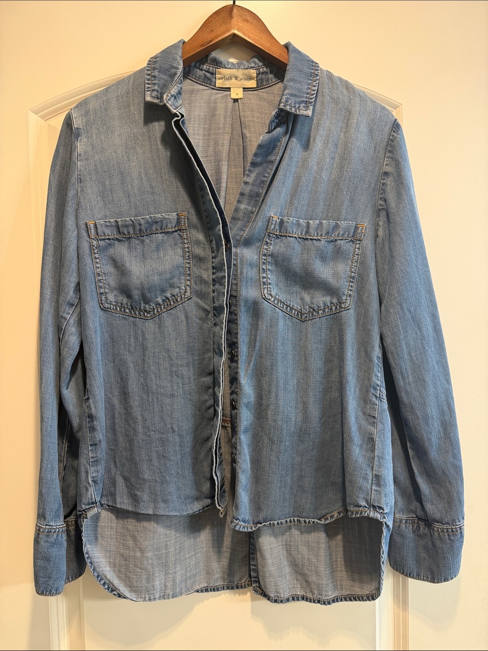 Anthropologie Cloth & Stone Split Back Chambray Button Up Shirt Blue- size small